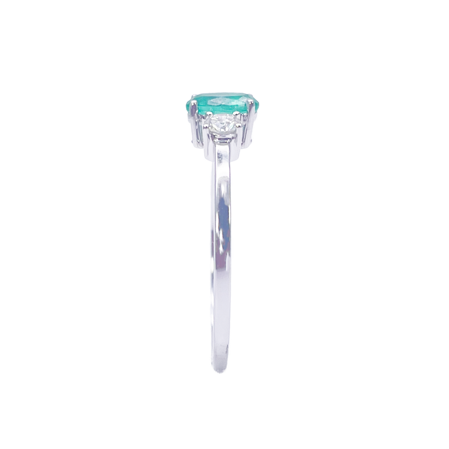 18-karaats gouden ring met smaragd en diamant, natuurlijke ronde en ovale slijpvorm, drie stenen 0,60ct