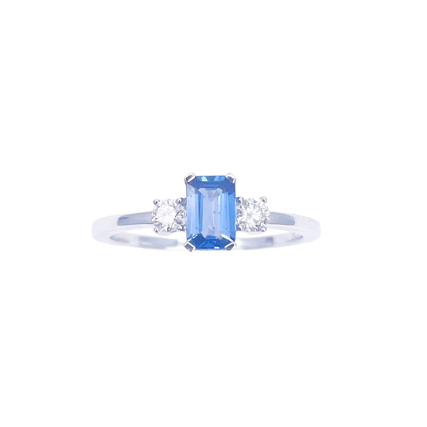 18-karaats gouden ring met saffier en diamant, natuurlijke ronde en smaragd slijpvorm, drie stenen 0,80ct