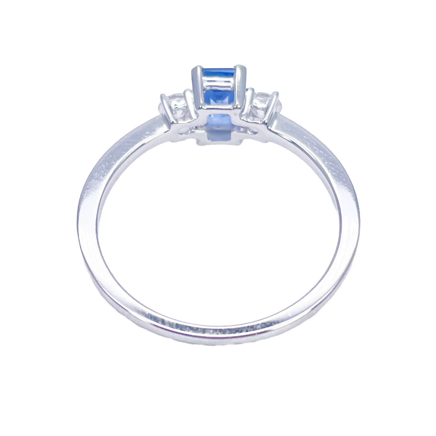18-karaats gouden ring met saffier en diamant, natuurlijke ronde en smaragd slijpvorm, drie stenen 0,80ct