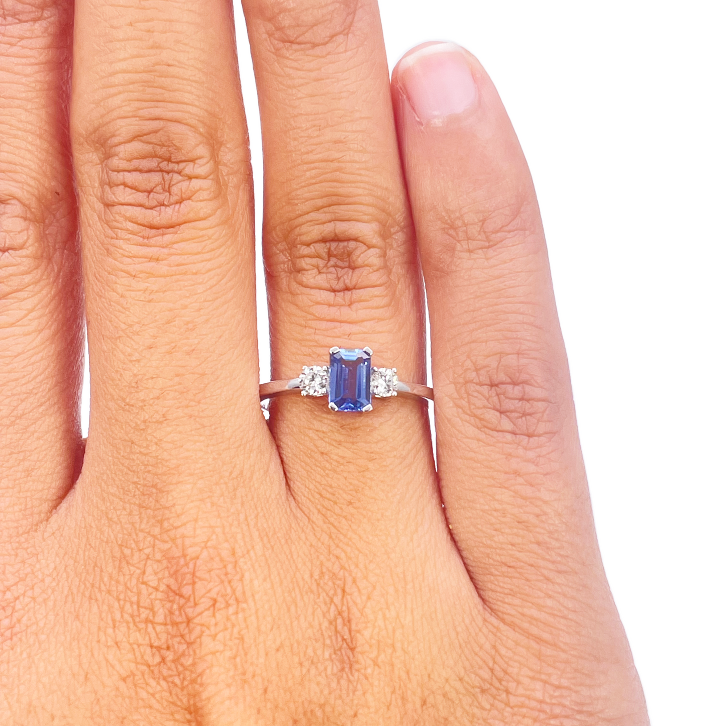 18-karaats gouden ring met saffier en diamant, natuurlijke ronde en smaragd slijpvorm, drie stenen 0,80ct