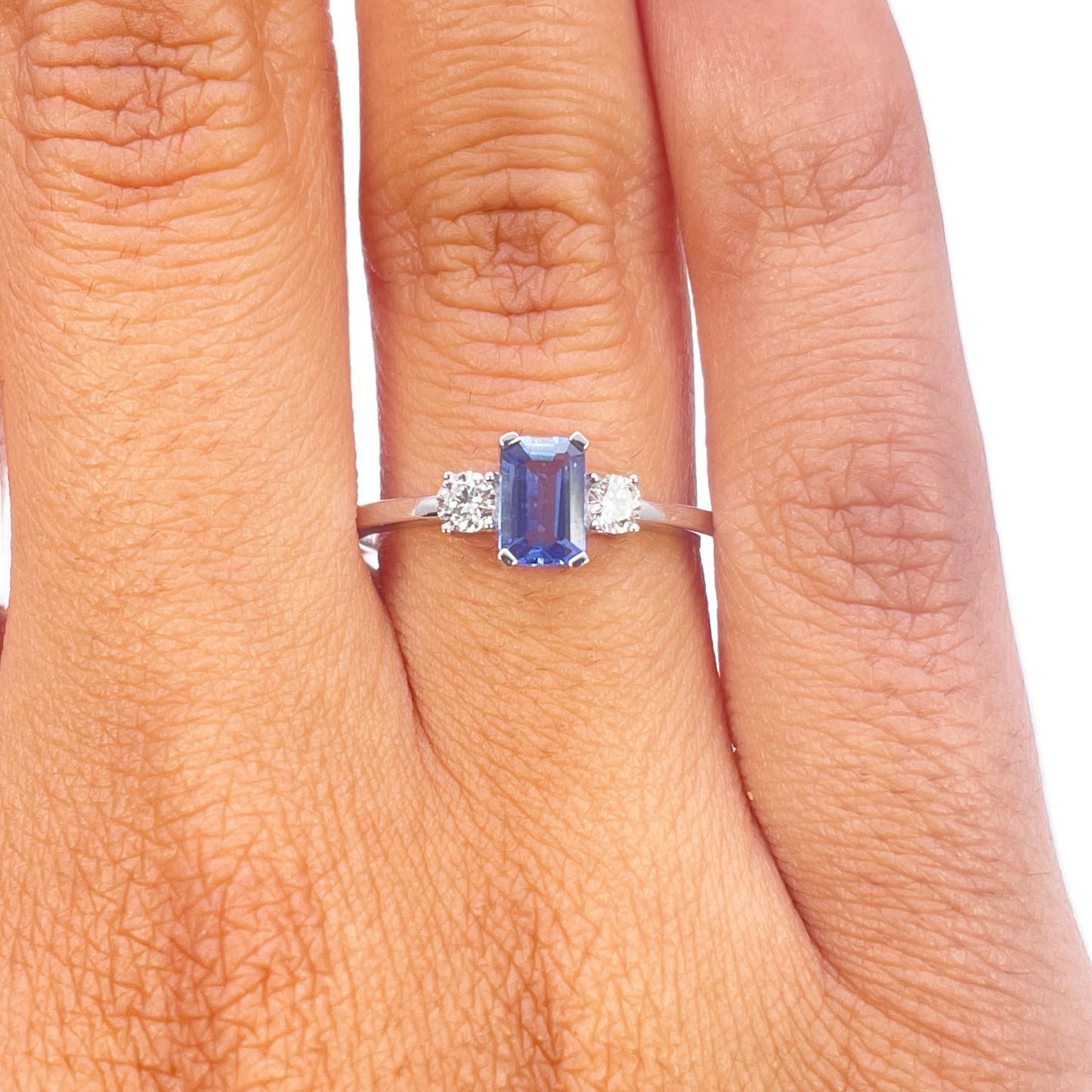 18-karaats gouden ring met saffier en diamant, natuurlijke ronde en smaragd slijpvorm, drie stenen 0,80ct