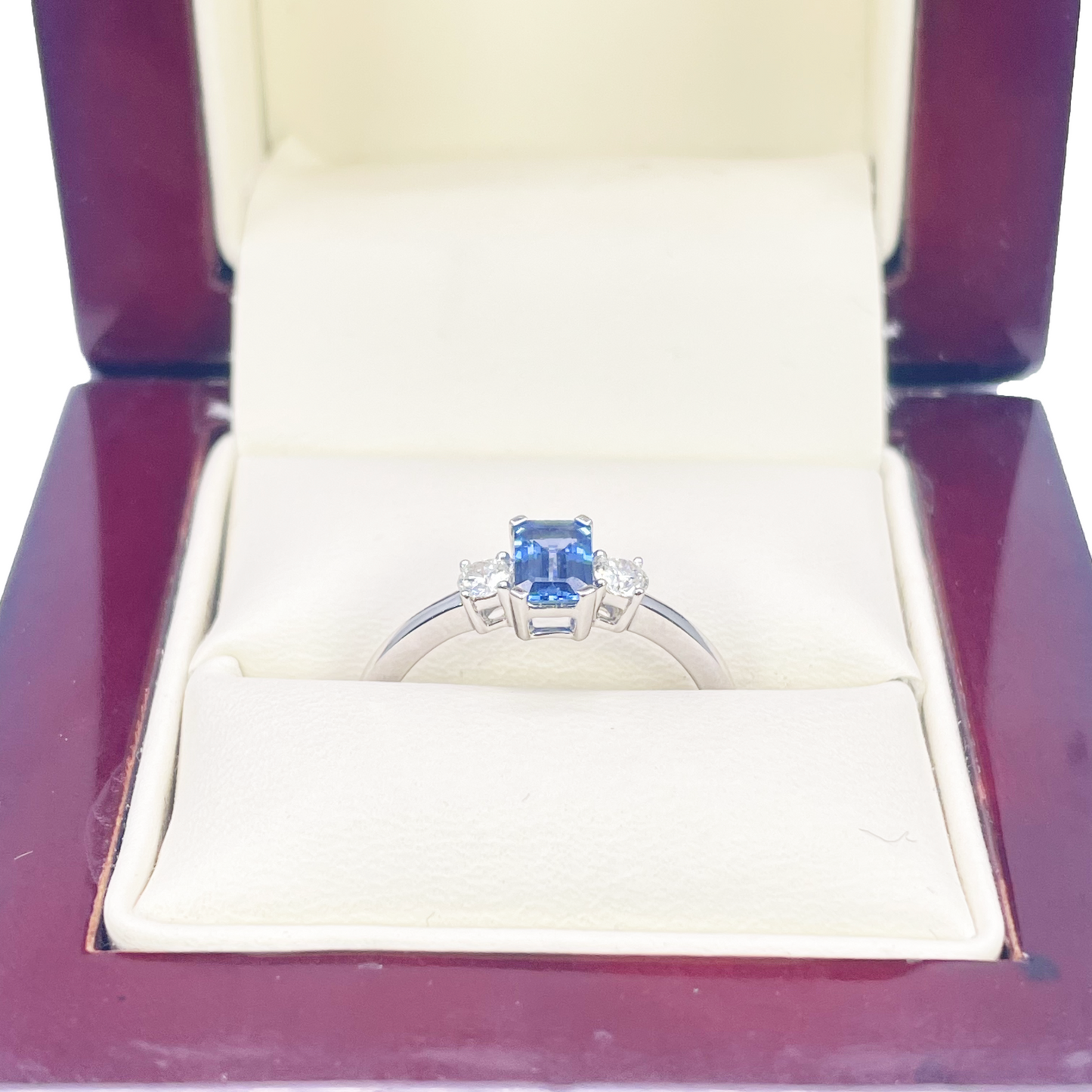 18-karaats gouden ring met saffier en diamant, natuurlijke ronde en smaragd slijpvorm, drie stenen 0,80ct