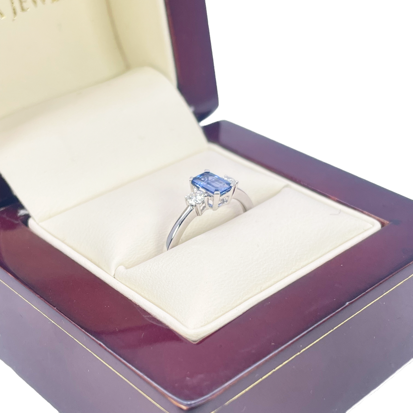 18-karaats gouden ring met saffier en diamant, natuurlijke ronde en smaragd slijpvorm, drie stenen 0,80ct