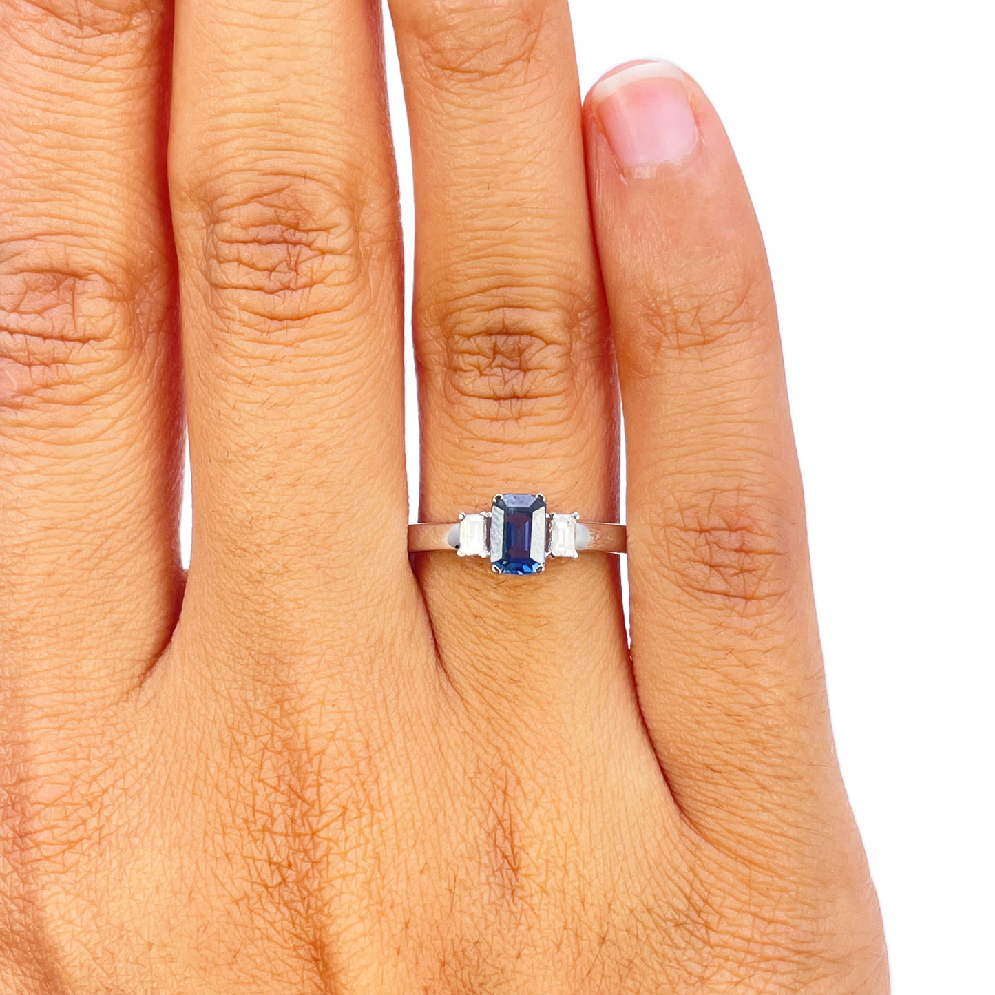 18-karaats gouden ring met saffier en diamant, natuurlijke baguette en smaragd slijpvorm 0,86ct