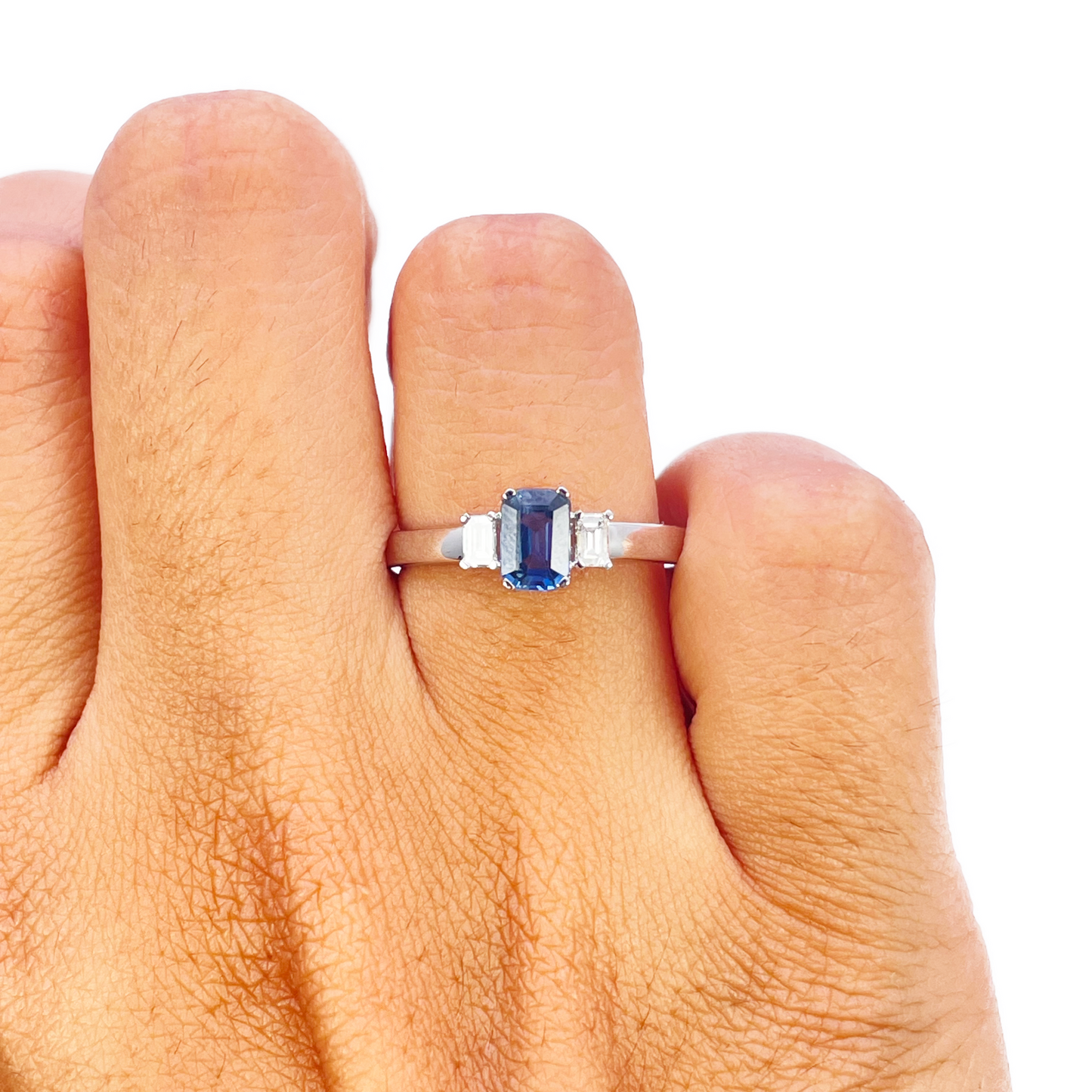 18-karaats gouden ring met saffier en diamant, natuurlijke baguette en smaragd slijpvorm 0,86ct