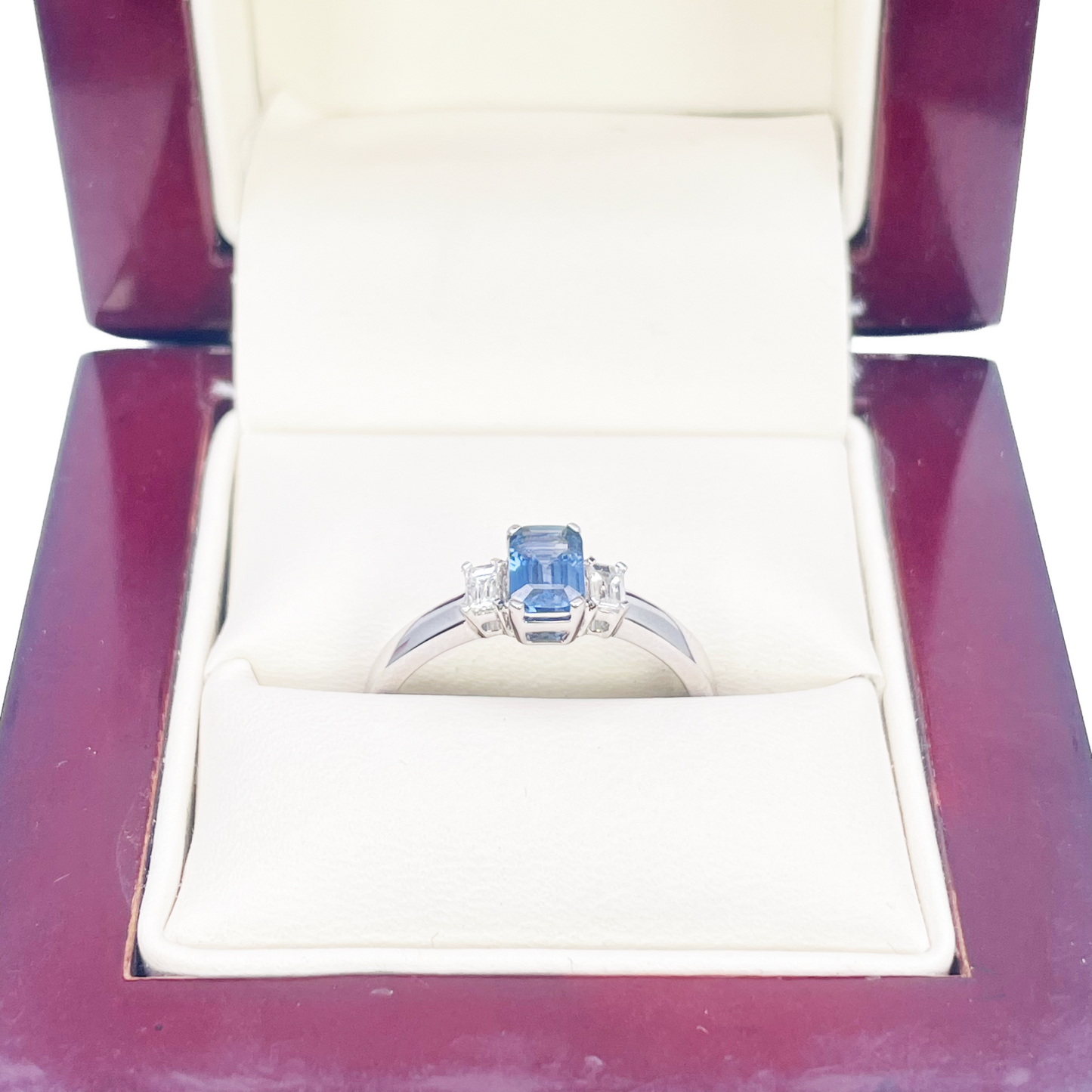 18-karaats gouden ring met saffier en diamant, natuurlijke baguette en smaragd slijpvorm 0,86ct