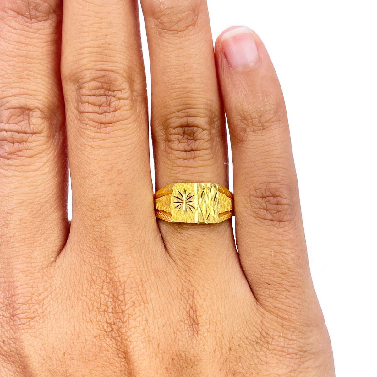 22-karaats gouden ring met vierkante signet, textuur en hoogglans, diamant geslepen, breedte 8,4mm