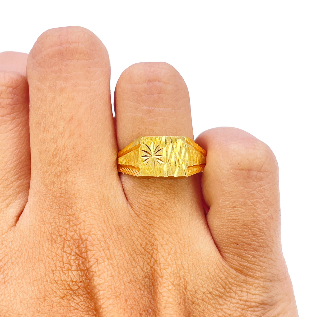 22-karaats gouden ring met vierkante signet, textuur en hoogglans, diamant geslepen, breedte 8,4mm