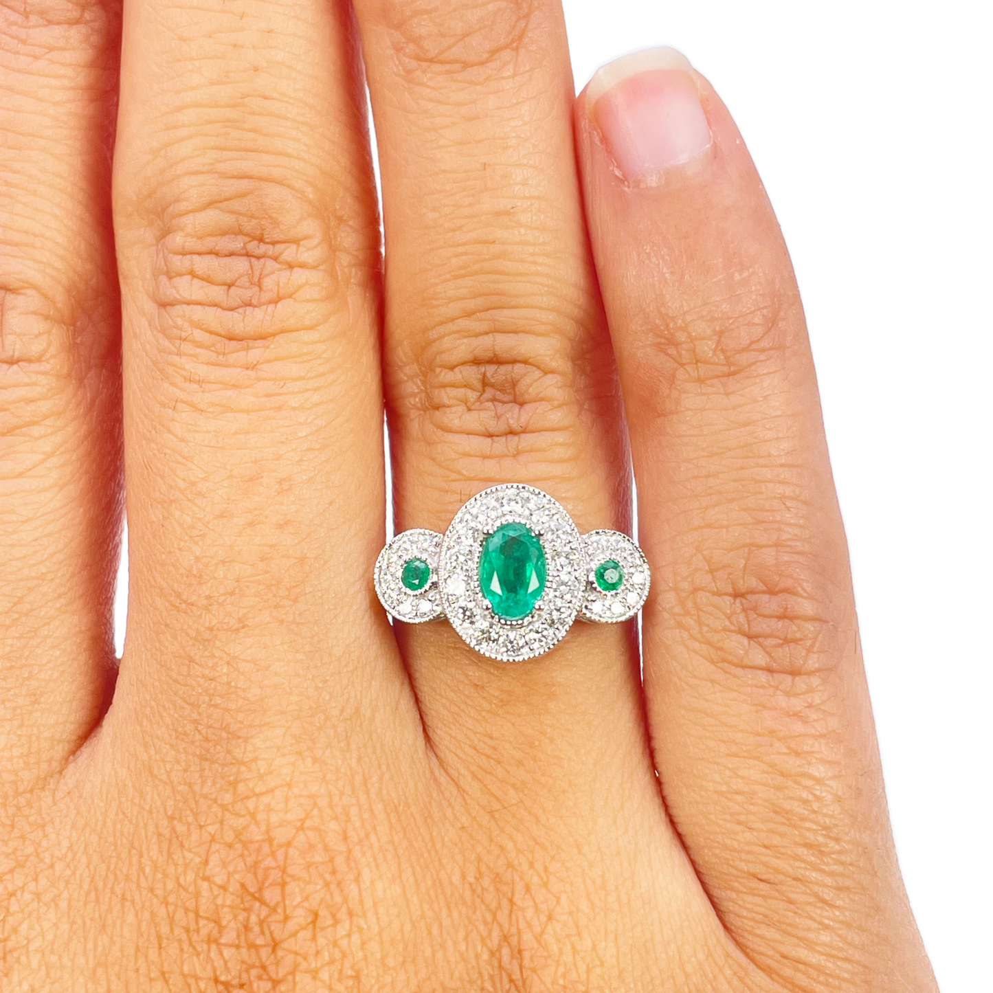 18-karaats gouden ring met natuurlijke smaragd en diamant, ronde en ovale slijpvorm 0,80ct