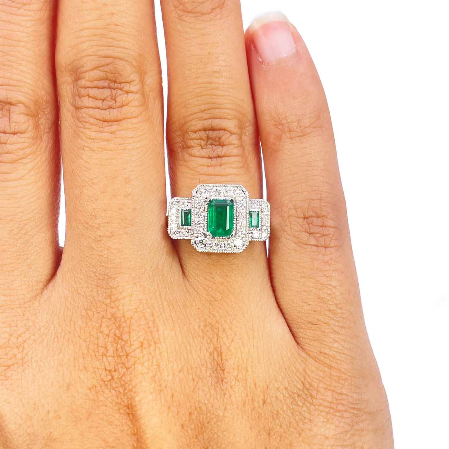 18-karaats gouden ring met natuurlijke smaragd en diamant, halo, ronde en smaragd slijpvorm 0,95ct