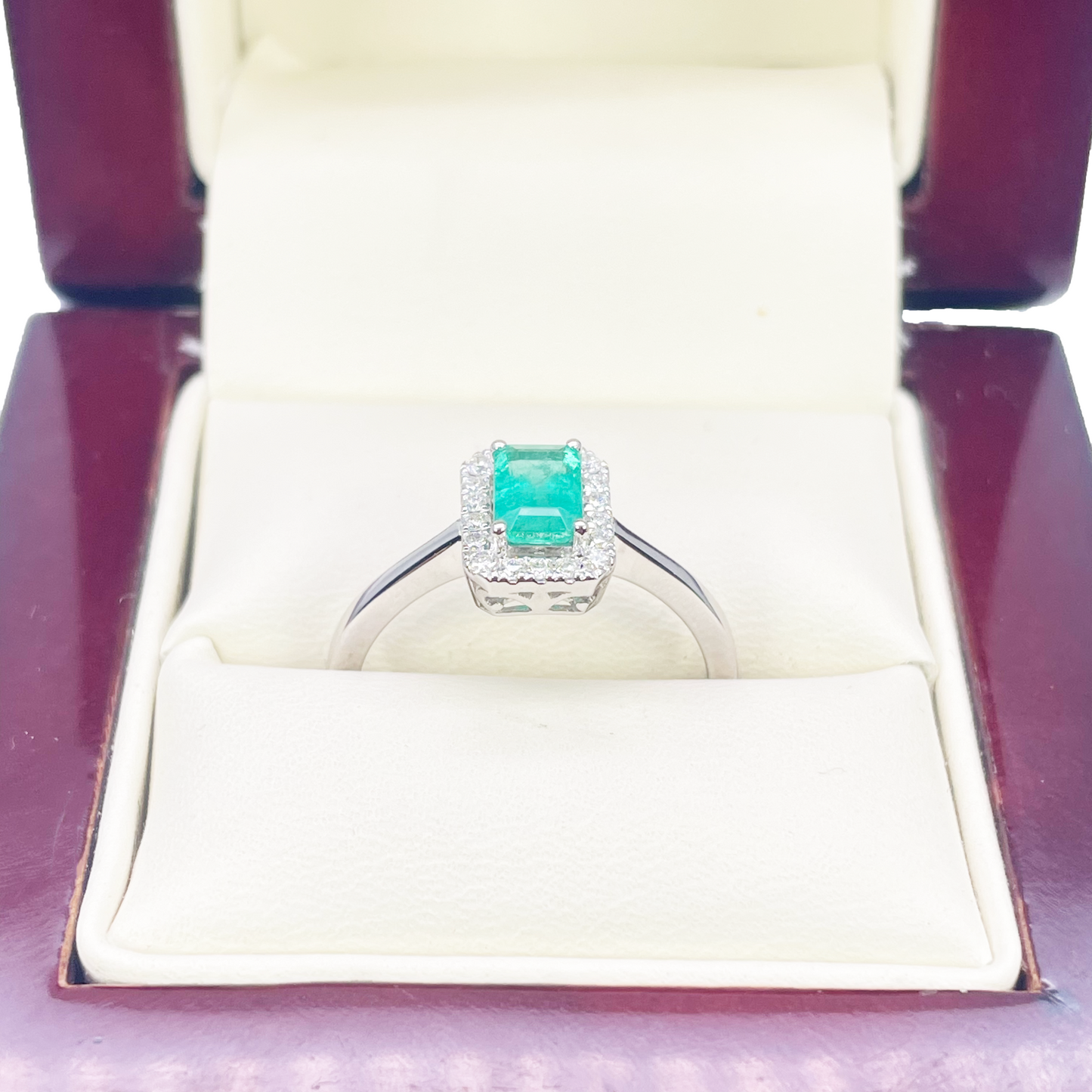 18-karaats gouden ring met natuurlijke smaragd en diamant, halo, ronde en smaragd slijpvorm 0,70ct