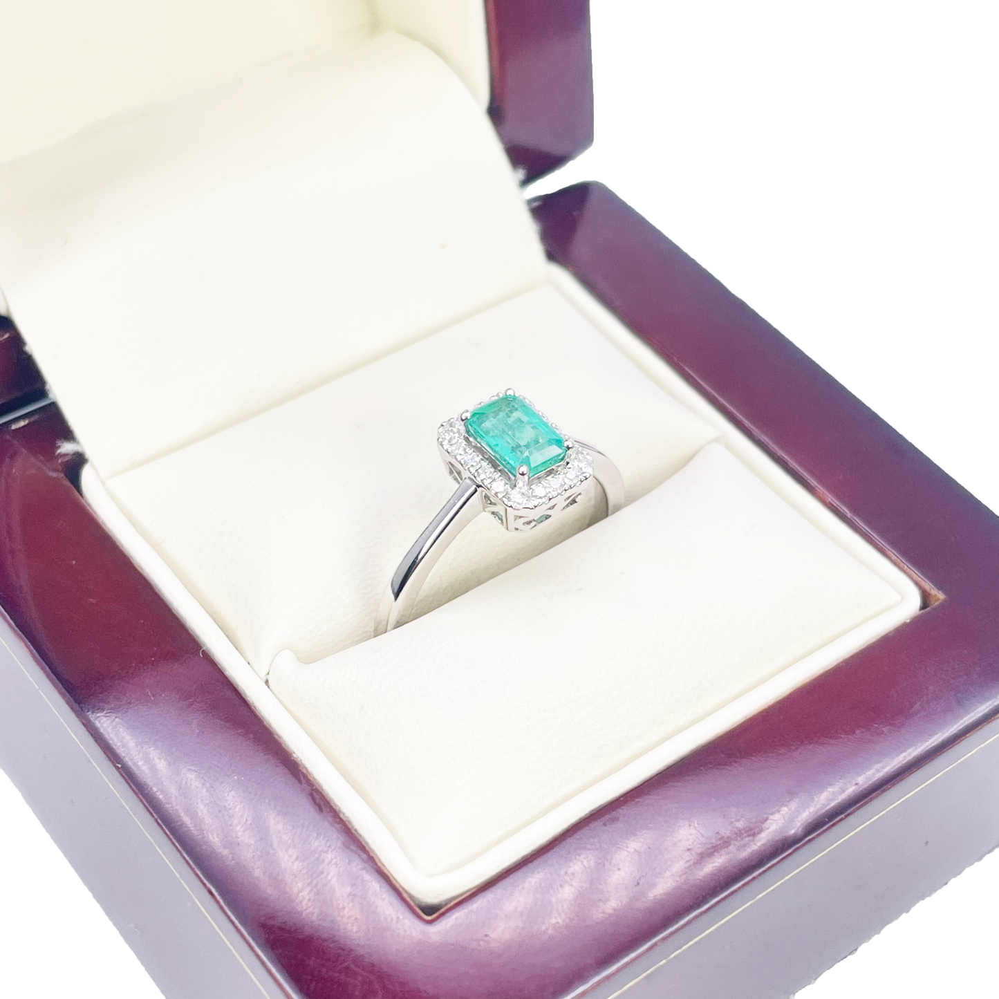 18-karaats gouden ring met natuurlijke smaragd en diamant, halo, ronde en smaragd slijpvorm 0,70ct