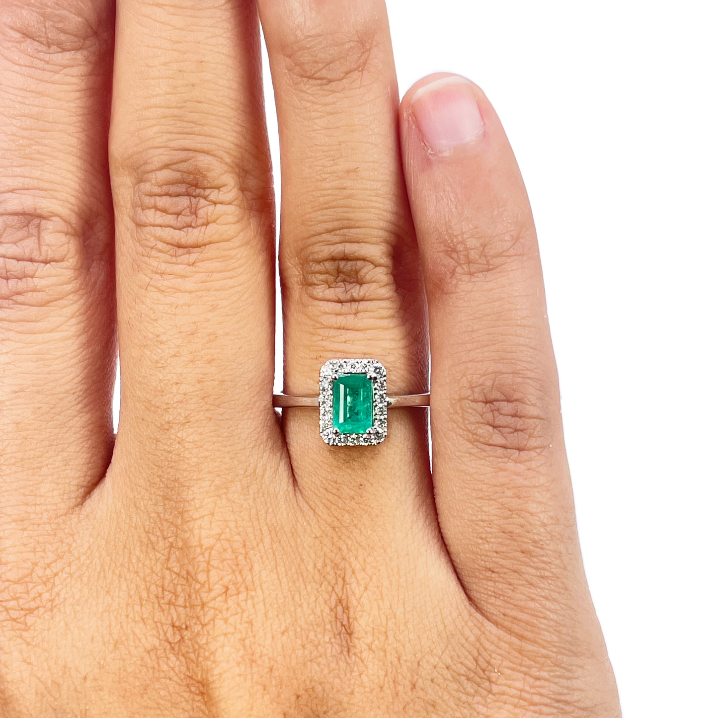 18-karaats gouden ring met natuurlijke smaragd en diamant, halo, ronde en smaragd slijpvorm 0,70ct