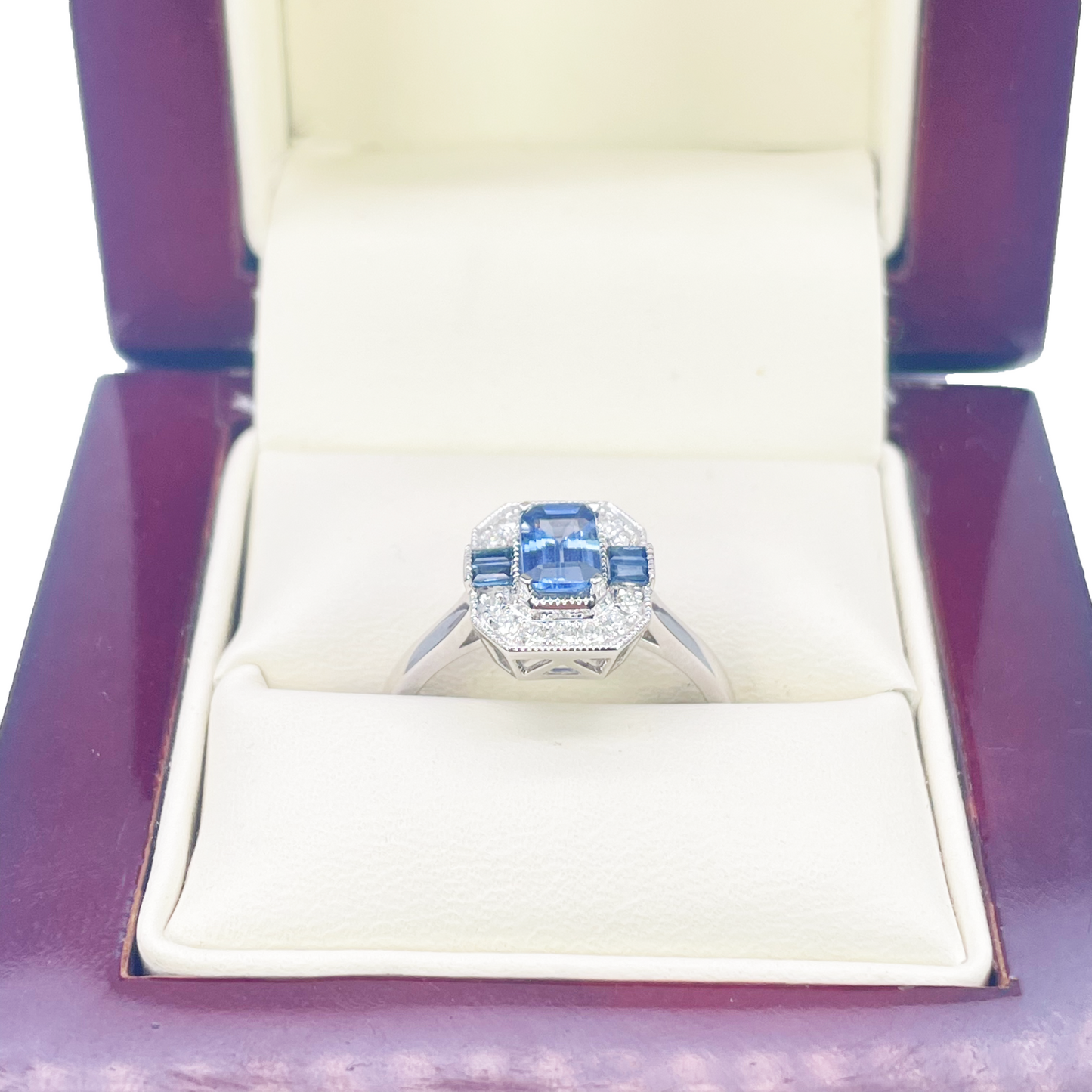 18-karaats gouden ring met natuurlijke saffier en diamant, halo, ronde en smaragd slijpvorm 1,00ct