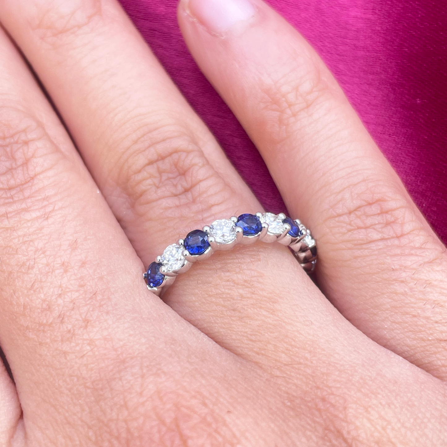 18kt gouden natuurlijke ronde diamant & saffier halve eternity stapelbare ring 1,20 ct