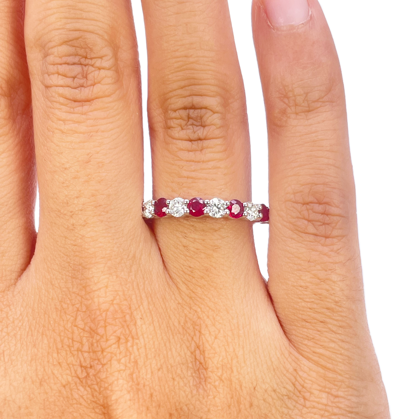 18kt gouden natuurlijke ronde diamant & robijn halve eternity stapelbare ring 1,05 ct