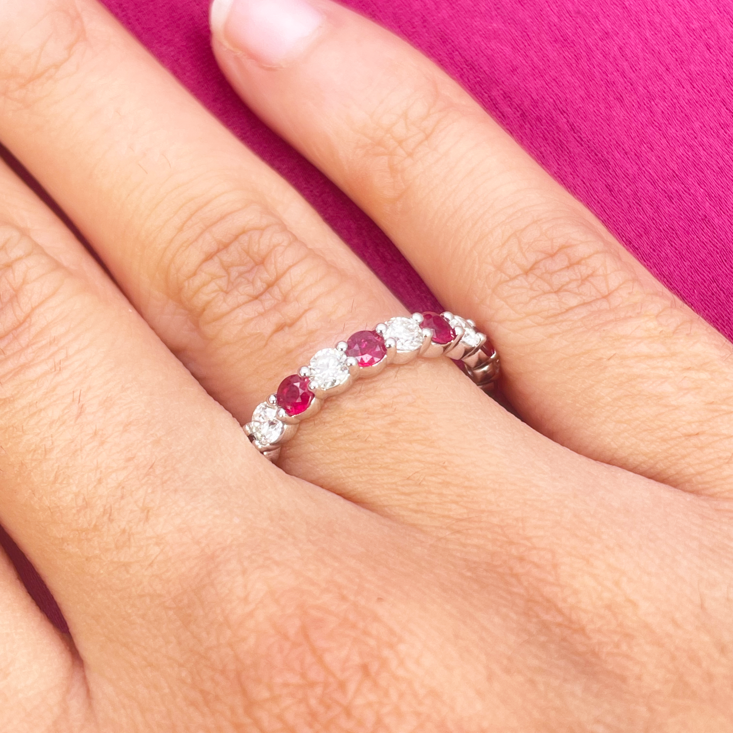 18kt gouden natuurlijke ronde diamant & robijn halve eternity stapelbare ring 1,05 ct