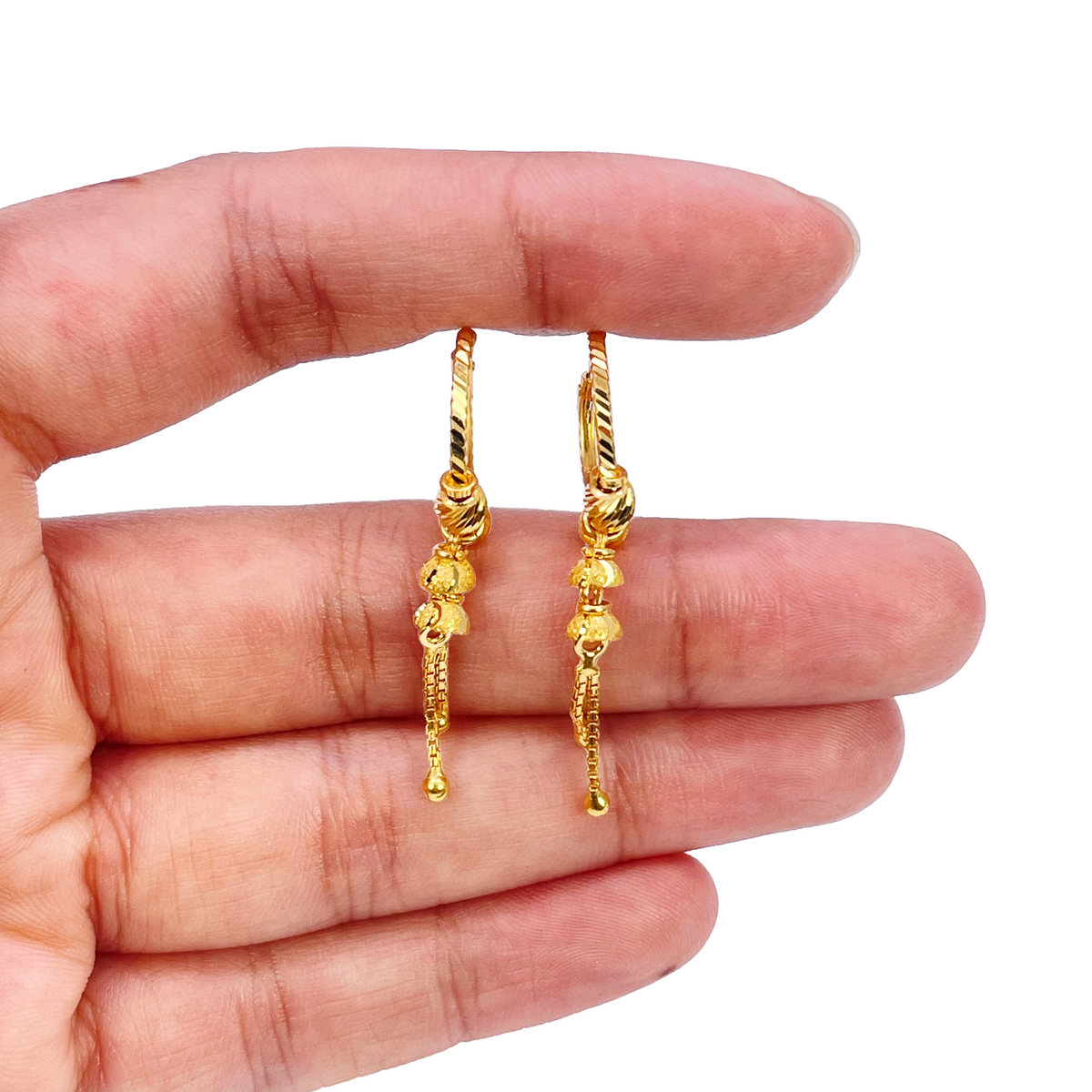 22kt geelgouden oorbellen met diamantgeslepen kralen en druppelvormige huggie-hoepel, 14 mm