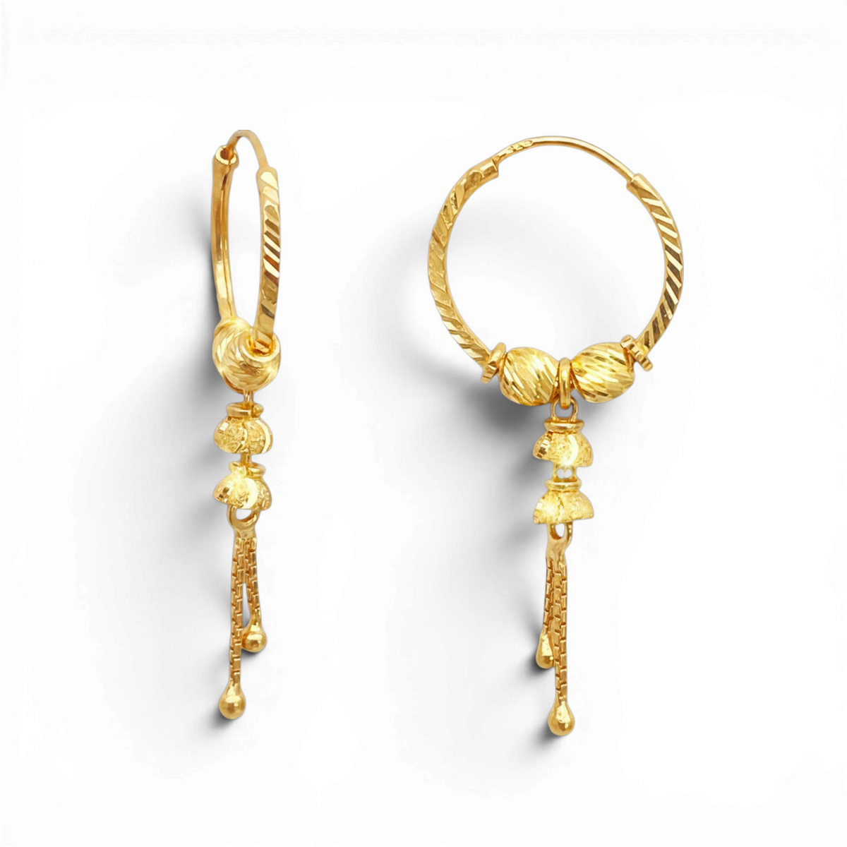 22kt geelgouden oorbellen met diamantgeslepen kralen en druppelvormige huggie-hoepel, 14 mm
