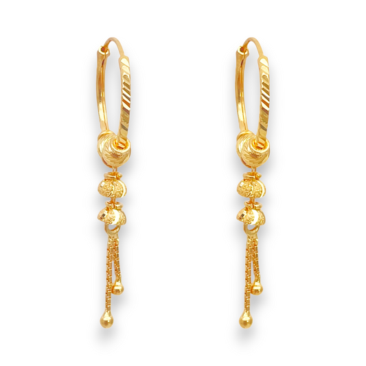 22kt geelgouden oorbellen met diamantgeslepen kralen en druppelvormige huggie-hoepel, 14 mm